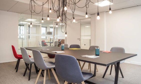 Câbles-électriques-dans-les-bureaux-d-entreprise
